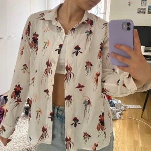 Skjorta Shirt Blommig - Pris kan prutas. Jag är 160cm för referens.