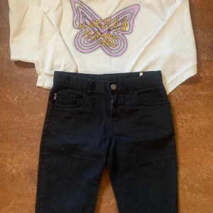 Hoodie och shorts - Hoodie med text på,skön på insidan är lite cropped (storlek:S) Shortsen stoppar vid knäna, kan bäras av både tjej och kille (storlek:152)