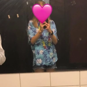 Hawaiiskjorta  - Kul hawaiiskjorta köpt sacond hand och endast använd 1 gång på inspark för 2 år sen, därav toppenskick💕 står storlek xl i lappen men sitter precis lagom löst på mig som ofta bär xs eller s👚 hoppas den kan ge någon annan glädje och använding🌺
