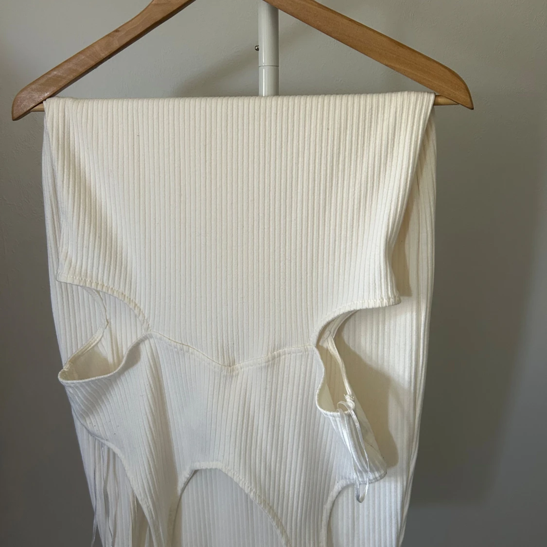 Vit lång klänning med slits i sidorna.  - 91