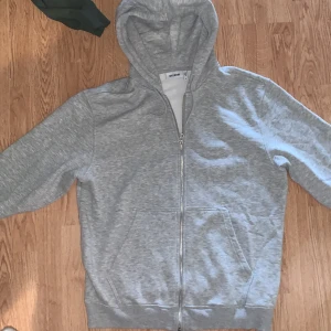 Weekday zip up  - Helt oanvänd weekday zip up  Kunde inte returnera så väljer att sälja här. Men tröjan är helt ny.  Nypris 470 kr 