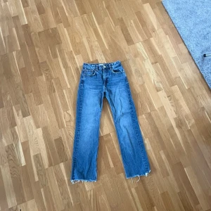 Jeans  - Jeans från pull & bear. Högmidjade straight leg. Mörkblåa. Bra skick men är uppklippta några cm. Passar bra i längden på en person som är ca 168cm. Liten slits nere vid benet