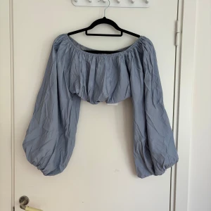 Blå fest topp - Säljer denna super söta oanvända (lappen sitter kvar) fest/sommar topp som är i färgen silkesblå önskar verkligen jag kunde ha den 