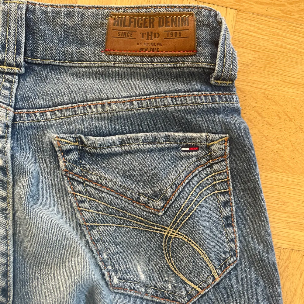 As snygga jeans köpta från vinted, men måste tyvärr sälja eftersom de är för små. Midjemått 34cm och innebenslängd 80cm. Jeans & Byxor.