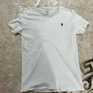 Ralh lauren tshirt - Hej, säljer denna polo tshirten som är i bra skick och knappt använd. Äkta. Storlek L men passar mig som bär S, liten i storlek förståss.