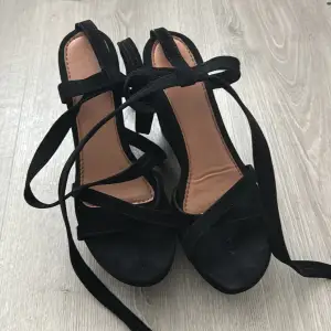 Black velvet wedge heels of 5 inches heel. 
