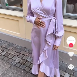 Otrolig lila omlottklänning från Vero Moda. - SÅ fin lila omlottklänning från Vero Moda. Nypris 799kr. 