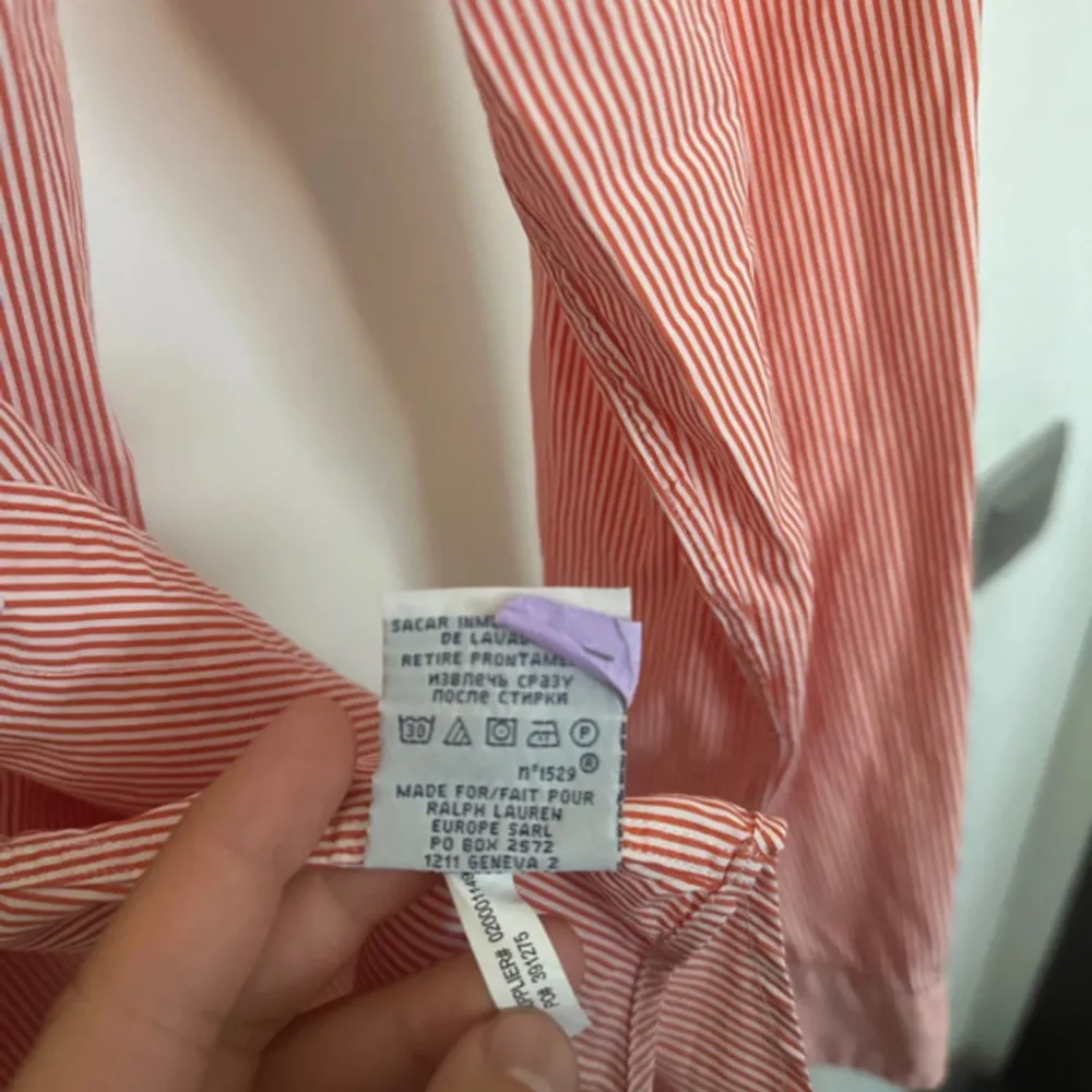 Säljer nu denna fräscha Ralph Lauren skjortan i mycket bra skick. Storlek medium. Nypris ca 1600kr, mitt pris 499kr☀️. Skjortor.