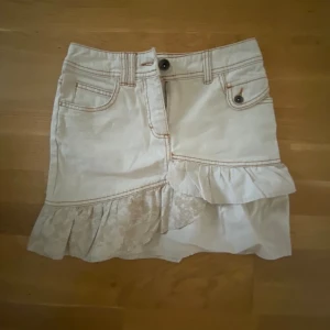 Jeanskjol med volang - I storlek 158 men passar mig som brukar ha 34/36!💞 