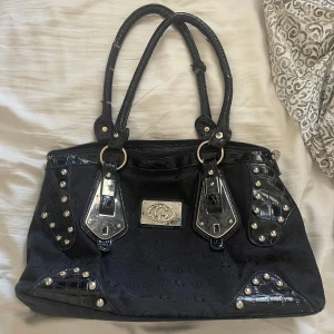 Vintage väska  - Snygg väska med fina detaljer som jag inte använder längre då jag använder en annan! Inte direkt ny men fortfarande väldigt fin och går att använda! Får plats med mycket saker! 