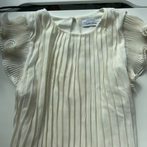 Glittrig blus - En glittrig blus från & other stories i storlek s. Skriv för fler bilder