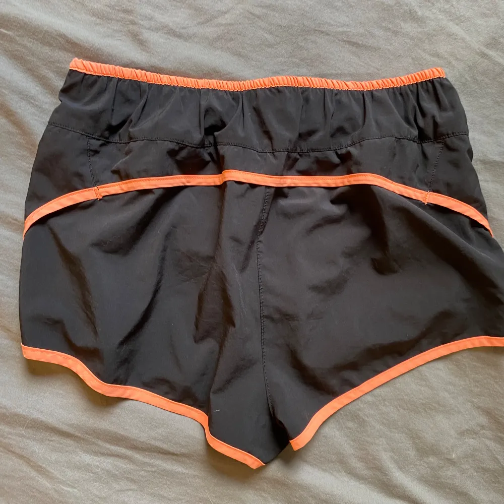 Löpar shorts, osäker storlek då jag köpte för länge sen och står ej i men skulle säga storlek S. Sportswear.