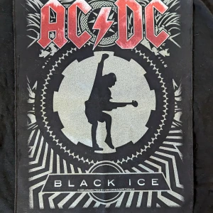 AC/DC - Säljer denna AC/DC backpatch för har inte kommit till användning. Den är bra skick