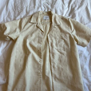 Skjorta - Skjorta från vailent, sitter riktigt snyggt på. Lite boxy men ändå inte pösig. Jag är 185cm lång och bär den i storlek M