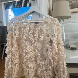 Blus - Blommig blus från Gina❤️