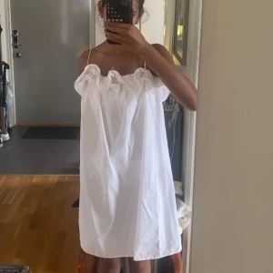Söt vit klänning  - Jättefin och söt vit klänning med volang ifrån H&M😍 Använd fåtal gånger och är i fint skick! Storlek S men passar mellan XXS-S.🤍 Kontakta mig vid frågor💗