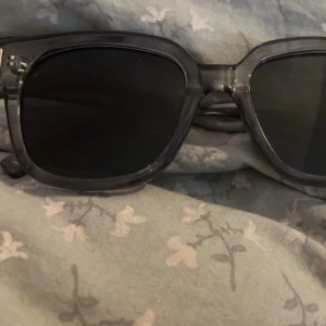 Solglasögon  - Hej! Jag säljer dessa solglasögon på grund av att jag inte använder de & har aldrig använt. Inga repor och kopior av chimi’s från SHEIN, skriv privat ifall ni vill ha fler bilder💖💝