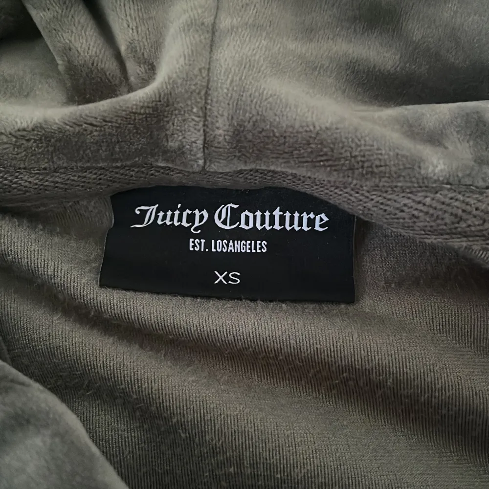 Juicy couture tröja. Bra skick inga synliga skador. Storlek Xs nypris 1200kr säljes för 600kr. Tröjor & Koftor.