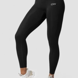 Träningsbyxor  - Säljer dessa träningsbyxor från ICIW, de är i bra skick men säljer för att de är försmå. de är använda ett fåtal gånger. skriv för fler bilder 