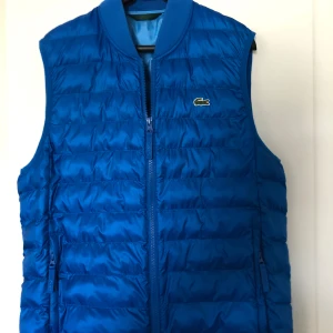 Lacoste Väst - Lacoste Väst: Storlek M Nyskick Nästan inte ens använd 