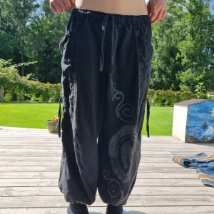 Hippiebyxor  - Ett par hippiebyxor. Jag skulle uppskatta storlek xs-s på byxorna. De är kortare i bena i modellen. Pris kan alltid diskuteras💕💕