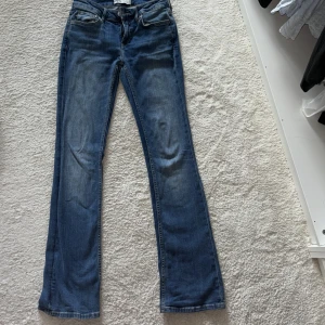 Jeans - As snygga lågmidjade jeans som jag säljer då de är för små för mig. De har lite defekter längst ner vid benen som även visas på bilderna❤️