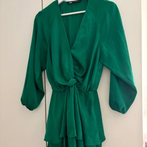 Satin klänning - Grön satin klänning ifrån Zara