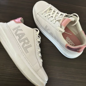 KARL LAGERFELD SNEAKERS - Säljer mina skor från Karl Lagerfeld storlek 38. Passar även 39. Använda några fåtal gånger, jättefint skick! Nypris 2000kr  Köparen står för frakten 🩷
