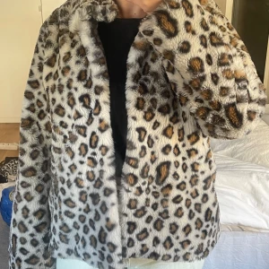 Leopard jacka  - En fluffig leopard mönstrad jacka, inga defekter på 
