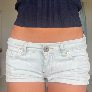 Jeansshorts - Midjemått: 38cm rakt över 💗