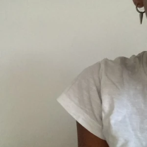 Edblad örhängen - Säljer dessa edblad örhängen, ett ”helt” och ett med bara ringen💕 