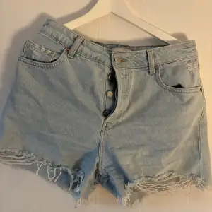 Jeans shorts i storlek 40 använda 2-3 gånger 