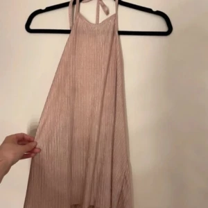 Tröja med öppen rygg - Söt tröja med öppen rygg, knyte i nacken på toppen och djup i ryggen, tyvärr för liten för mig. Ny utan prislapp