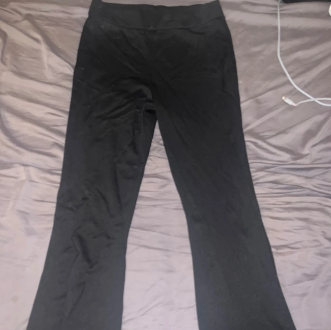 Svarta utsvängda byxor 