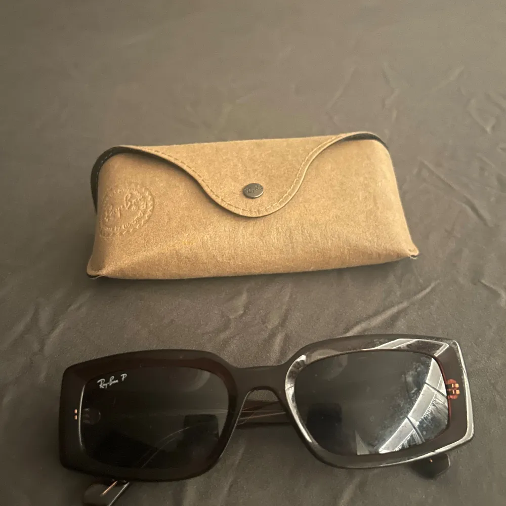 Rayban solglasögon i bra skick, använda få gånger då dom är för stora för mig. Storlek M( 54-21) i färgen brun och modellen RB4395. Köpta för 1860kr. Accessoarer.