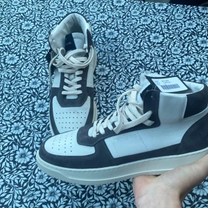 Junk de luxe skor  - Aldrig använt ny pris: 2000kr storlek 43 fick dem på ett samarbete  Priset går Sjävl klart att diskutera! 