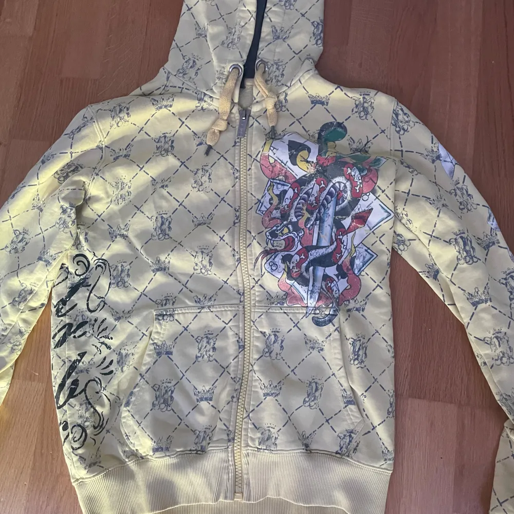 säljer en ed hardy liknande hoodie/zip up. pris kan diskuteras. köptes här på plick och säljer för att den inte kommer till användning. perfekt skick. storlek S men passar alla. märket är red bridge.. Hoodies.