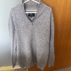 Half zip Halv zip - Stilig halv zip. Passar som den ska och inget fel på den. Däremot finns det en fläck som ni kan se på sista bilden men den går bort i tvätten! 