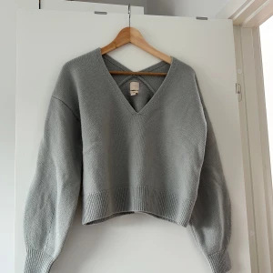 Stickad tröja  - Grå/grön stickad tröja i ull från hm premium, i väldigt bra skick 