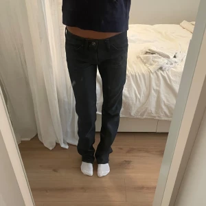 Lågmidjade jeans - Lågmidjade jeans från Wrangler💓Oanvända och i mycket bra skick💓straight/bootcut jeans. Köpte för 300kr