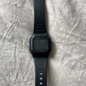 Casio klocka  - Casio klocka i nyskick då den aldrig använts, funkar utmärkt! Pris kan diskuteras! 