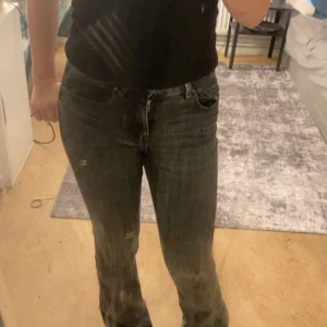 Gråa jeans (midwaist) bootcuts!💓 - Hej! Säljer dessa jeans från Vero Moda ,super fint skick endast använda 5/4 gånger.💓💓skriv för mer bilder! 
