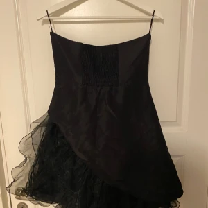 Svart vila klänning  - En hel svart klänning från Vila använd ett fåtal gånger!