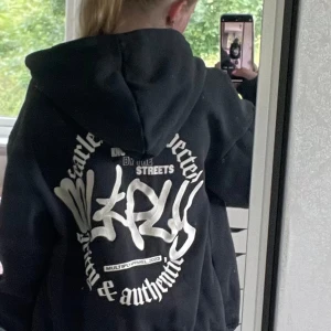 Multiply apparel hoddie - Oversized black soda washed hoddie ifrån multiply apparel. Använda 2 gånger, säljer då den inte riktigt passade mig😊