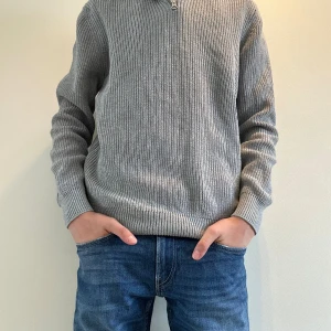Zara Half Zip - Tjena! Säljer denna feta Zara Halv Zip up tröja 😊 Skicket är 8/10 men har inga flaws ⭐️ Priset är inte fast utan kan ändras 💵 Om du har några funderingar tveka inte på att fråga 👍