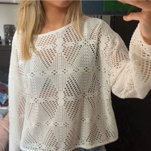 Vit långärmad tröja - Vit långärmad tröja ifrån lager 157, köptes i en större storlek (XL) för att den skulle sitta lite pösigt