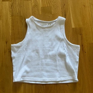 Vitt croppat linne - Vitt croppat linne i storlek S ☺️