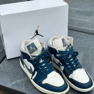 Air Jordan 1 mid  - Säljer nu mina jordans så de tyvärr inte längre kommer till användning, köpta förra sommaren och är i gott skick! Storlek: 39. Nypris: 2500kr, mitt pris: 1500kr