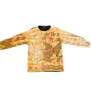 Y2k Långärmad  - Långärmad t-shirt / kofta. Cool heltäckande print med örnar fåglar sköldar och stjärnor. En gul sida och en svart sida. Inga fel på den förutom att den säkert är lite urtvättad.