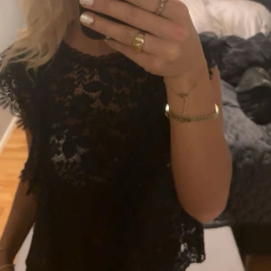 Vacker blus spets - En väldigt fin blus jag vet är omtyckt hos många och även mig. Lite dyrare påkostad köpt i Stockholm på Zara storlek M